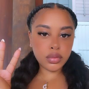 Meet your Posher, Dennasia